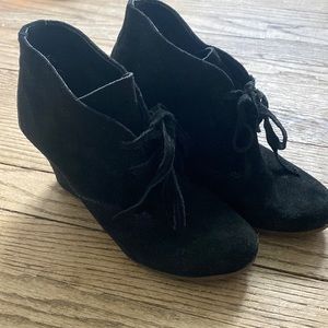 Black shoe wedge with laces